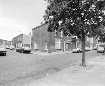 882552 Gezicht in de Paulus van Vianenstraat, met woningen aan de oneven zijde te Utrecht, vanaf de Willem Hedastraat.